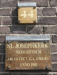 907819 Afbeelding van de verweerde bordjes '44' en 'ST. JOSEPHKERK / NEOGOTISCH / ARCHITECT G.A. EBBERS / ANNO 1901' ...